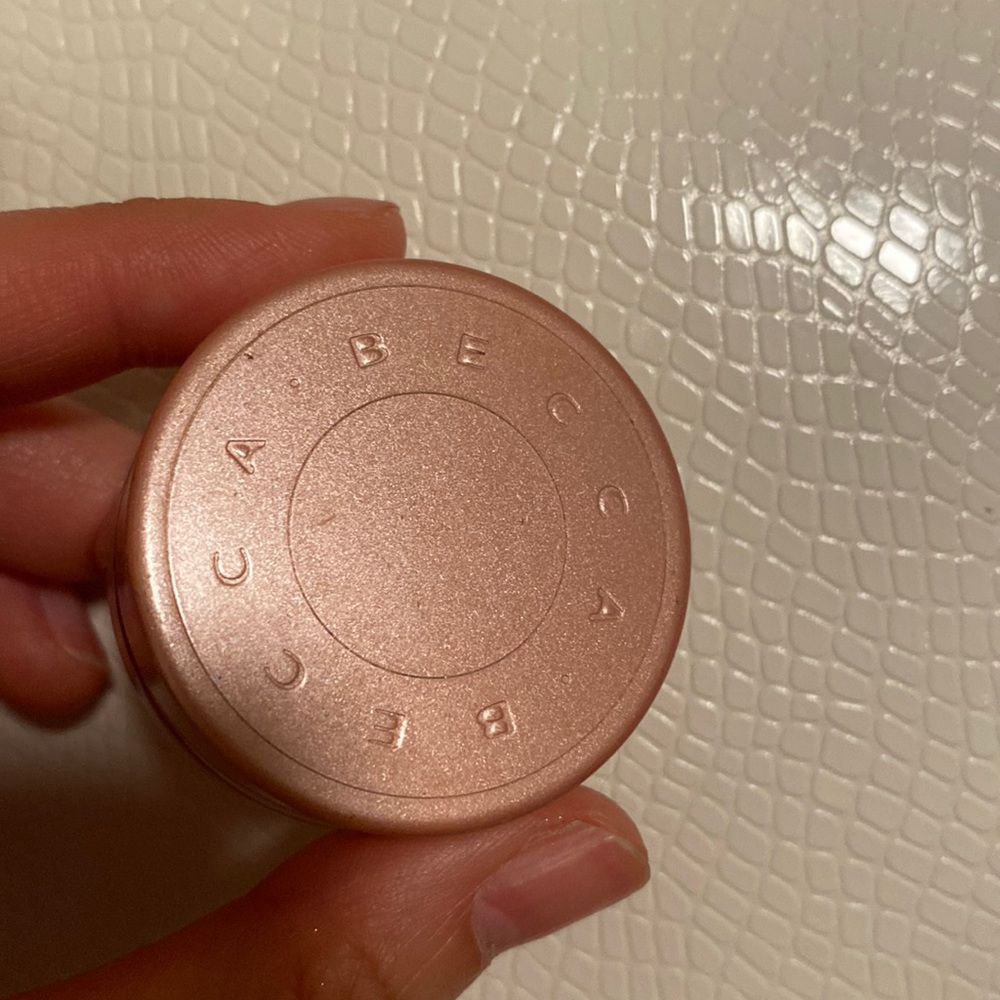 Becca Under Eye Brightening Corrector light to medium
